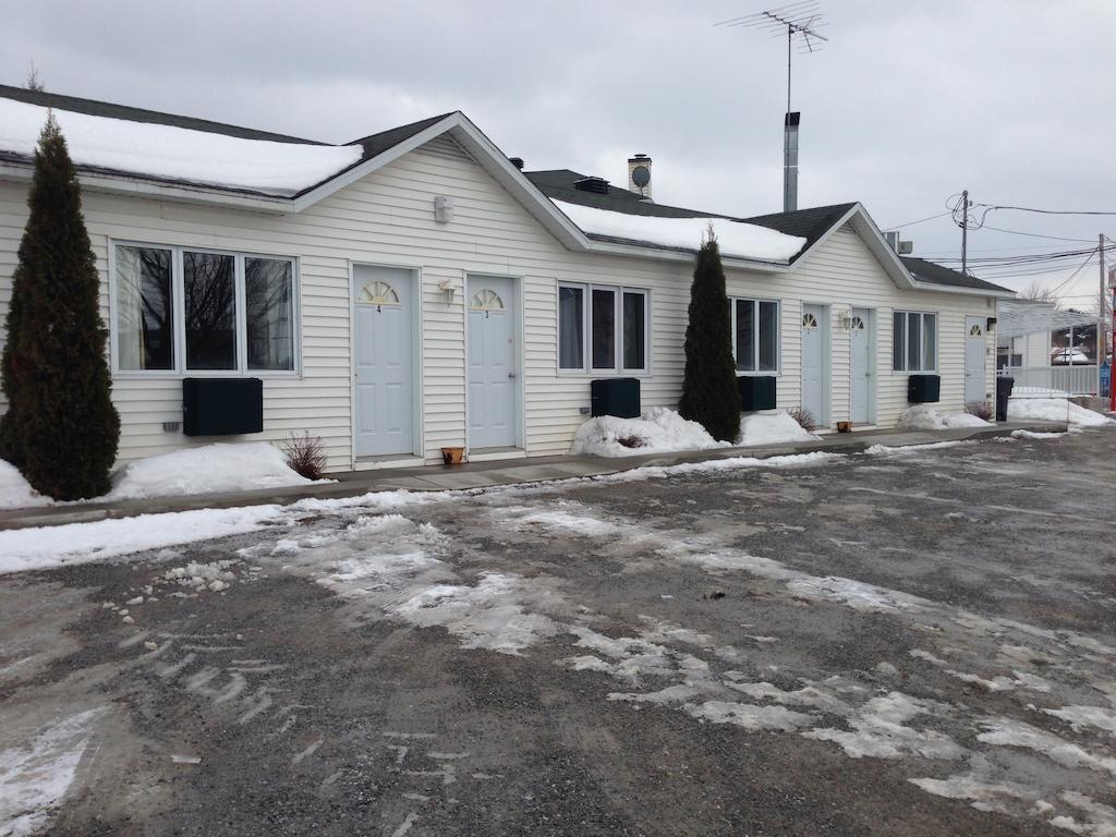 Motel Le Valois Acton Vale Bagian luar foto